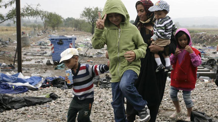 Una madre y cuatro hijos cruzan un camino próximo a las vías del tren en Gevgelija (Macedonia).
