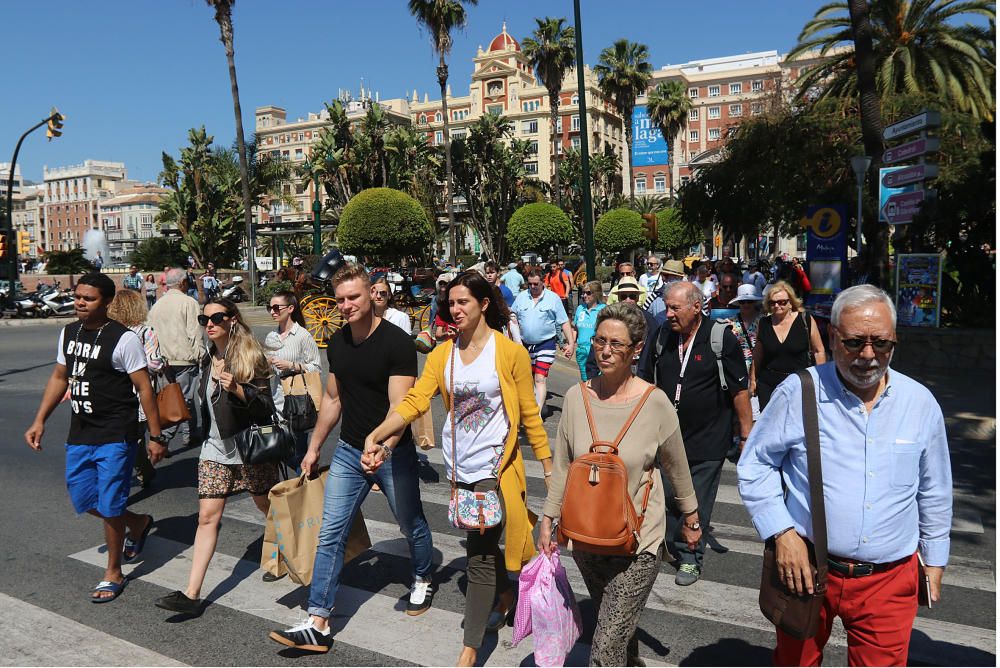 Los turistas, llegados en tres cruceros, visitan la ciudad en plena Semana Santa