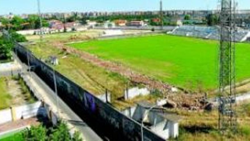 Las máquinas entran en el Viejo Vivero[antetit.110]LA OBRA DEL NUEVO COMPLEJO DEPORTIVO SE ADJUDICO A UNA UTE POR 4.420.000 EUROS