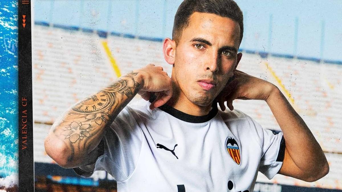 Oliva posa como nuevo jugador del Valencia