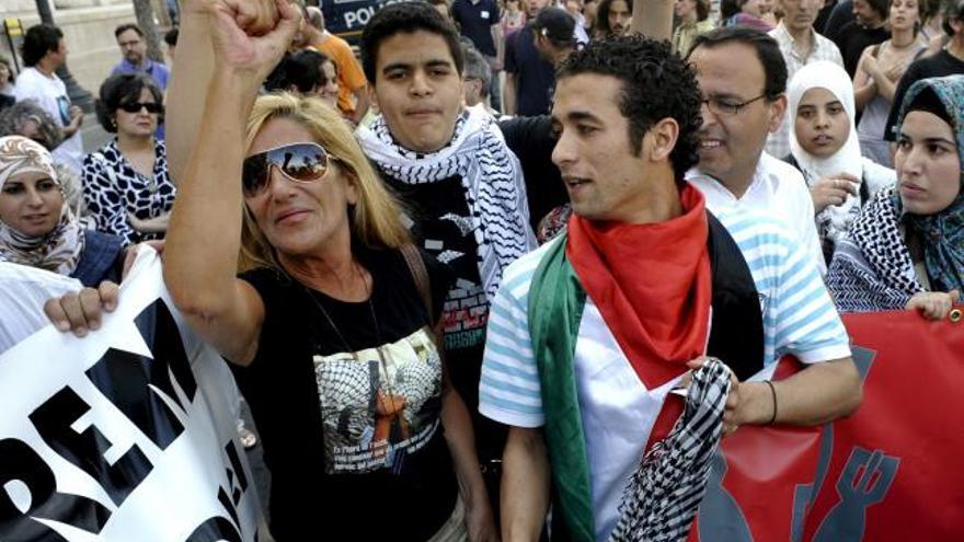 Cristina Soler, madre de David Segarra, con el puño en alto durante la protesta en Valencia.