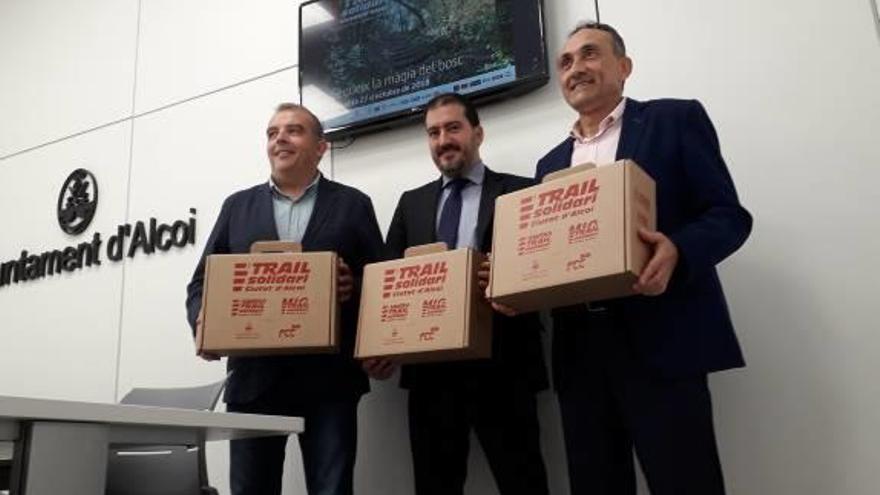 Martínez, Garcillán y Fuster con las maletas de cartón.