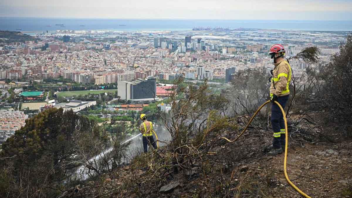 Los bomberos controlan el incendio en Sant Pere Màrtir, en Barcelona.