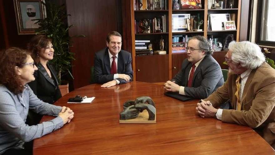 Caballero, en el centro, con representantes de SOS Xustiza. // A. Irago