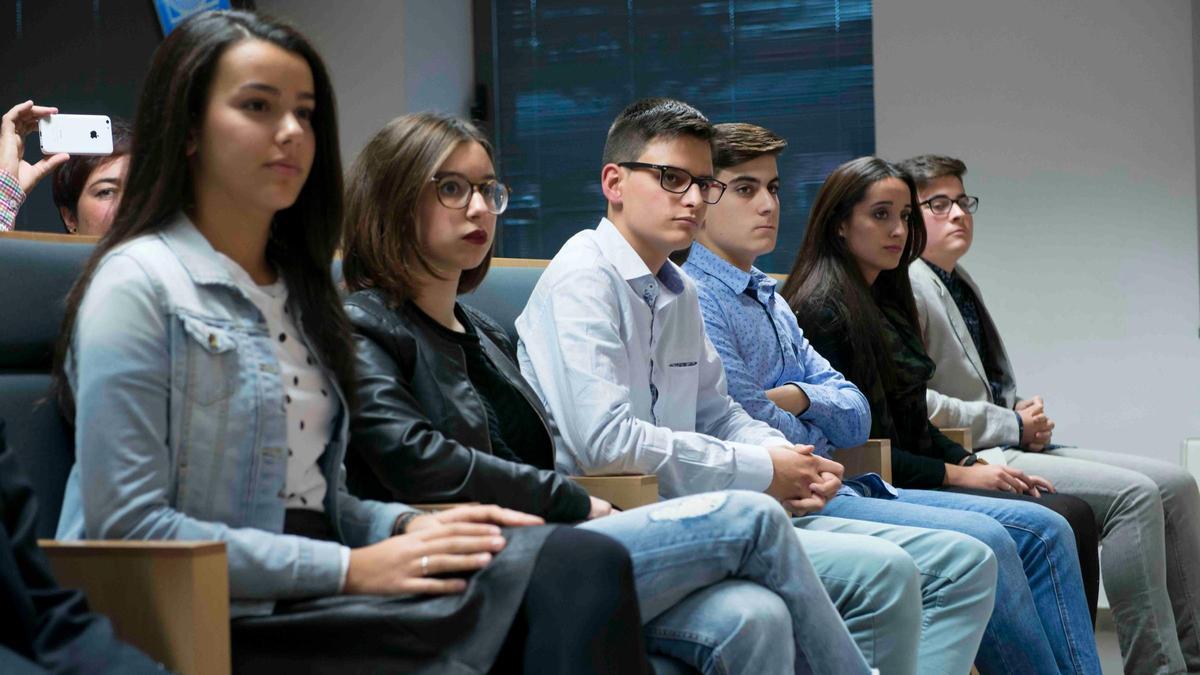 Grupo de estudiantes en una universidad española.