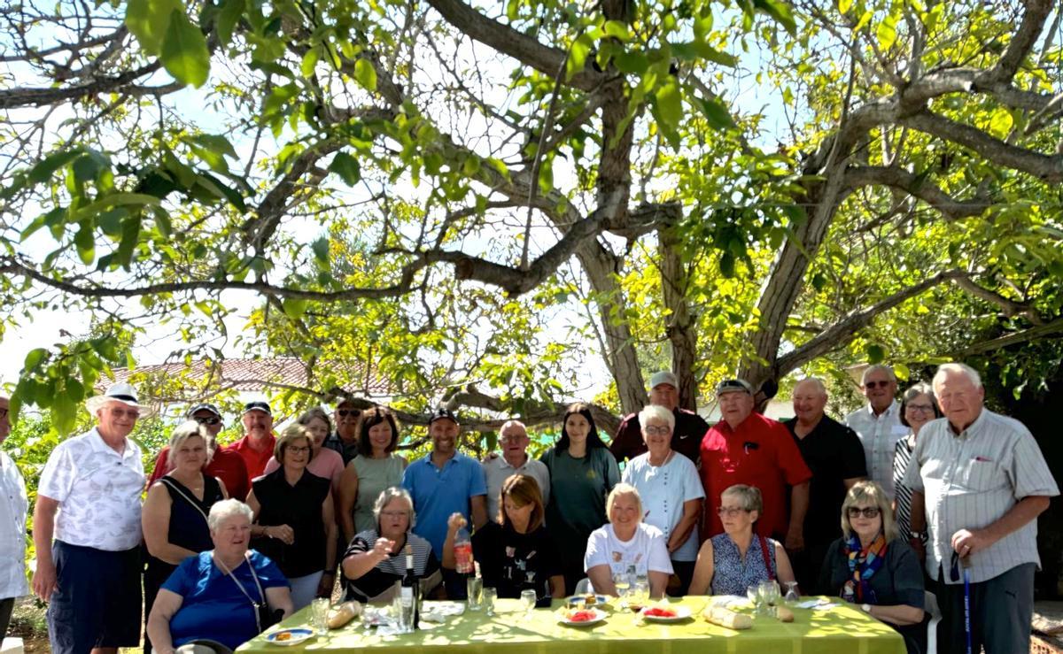 Grupo americano en el huerto Sinisterra