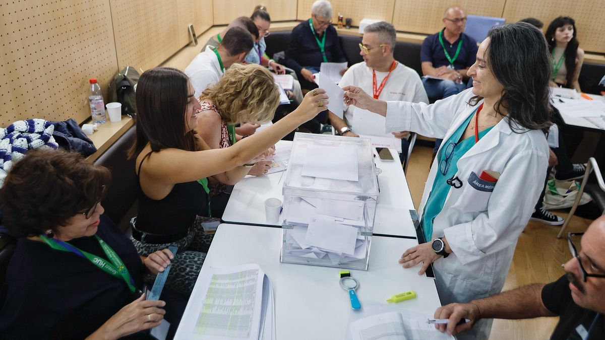 Una sanitaria vota en una de las mesas ubicadas en el Hospital Universitario de Canarias (HUC).