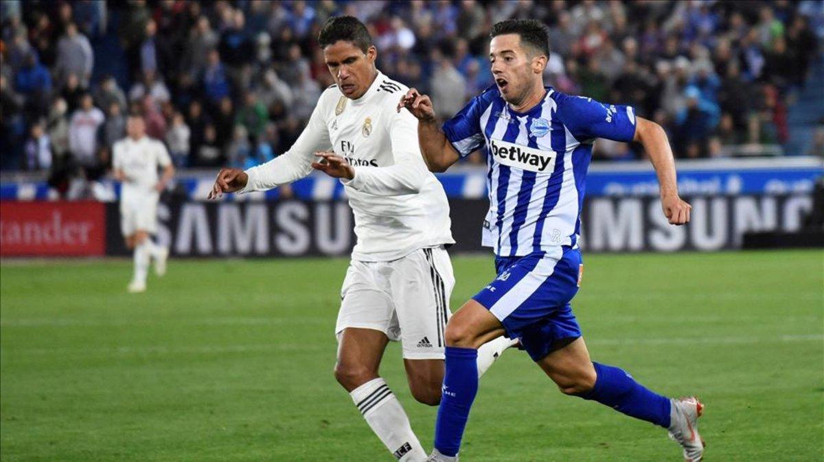 Varane recuperará la titularidad ante el Barça, después de haber purgado en el banquillo ante el Viktoria Pilsen sus dos graves y fatales despistes defensivos ante el Levante Varane recuperará la titularidad ante el Barça, después de haber purgado en el banquillo ante el Viktoria Pilsen sus dos graves y fatales despistes defensivos ante el Levante