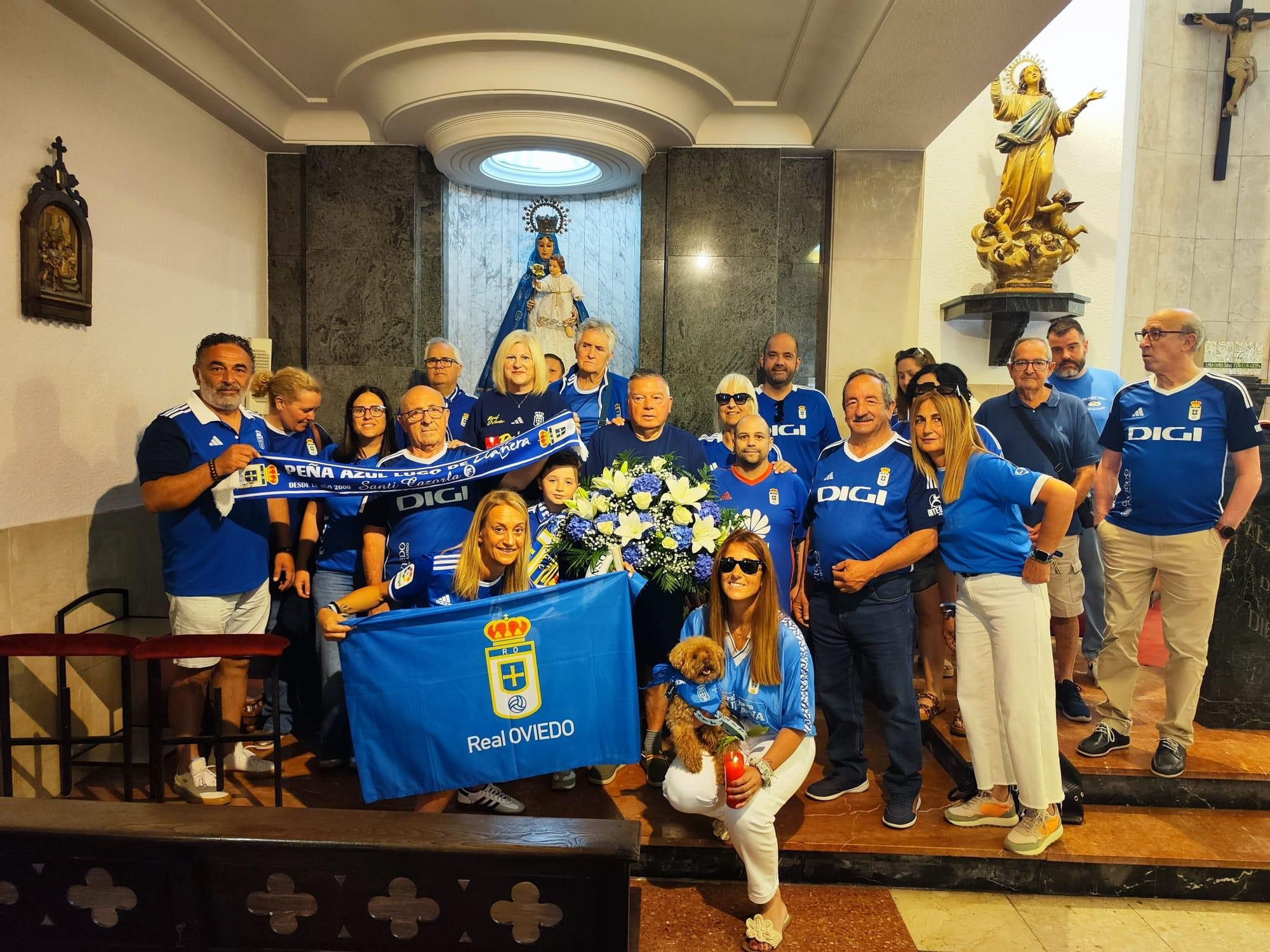 Ofrenda azul en Lugo de Llanera: los oviedistas agradecen a Santa María el ascenso a Primera