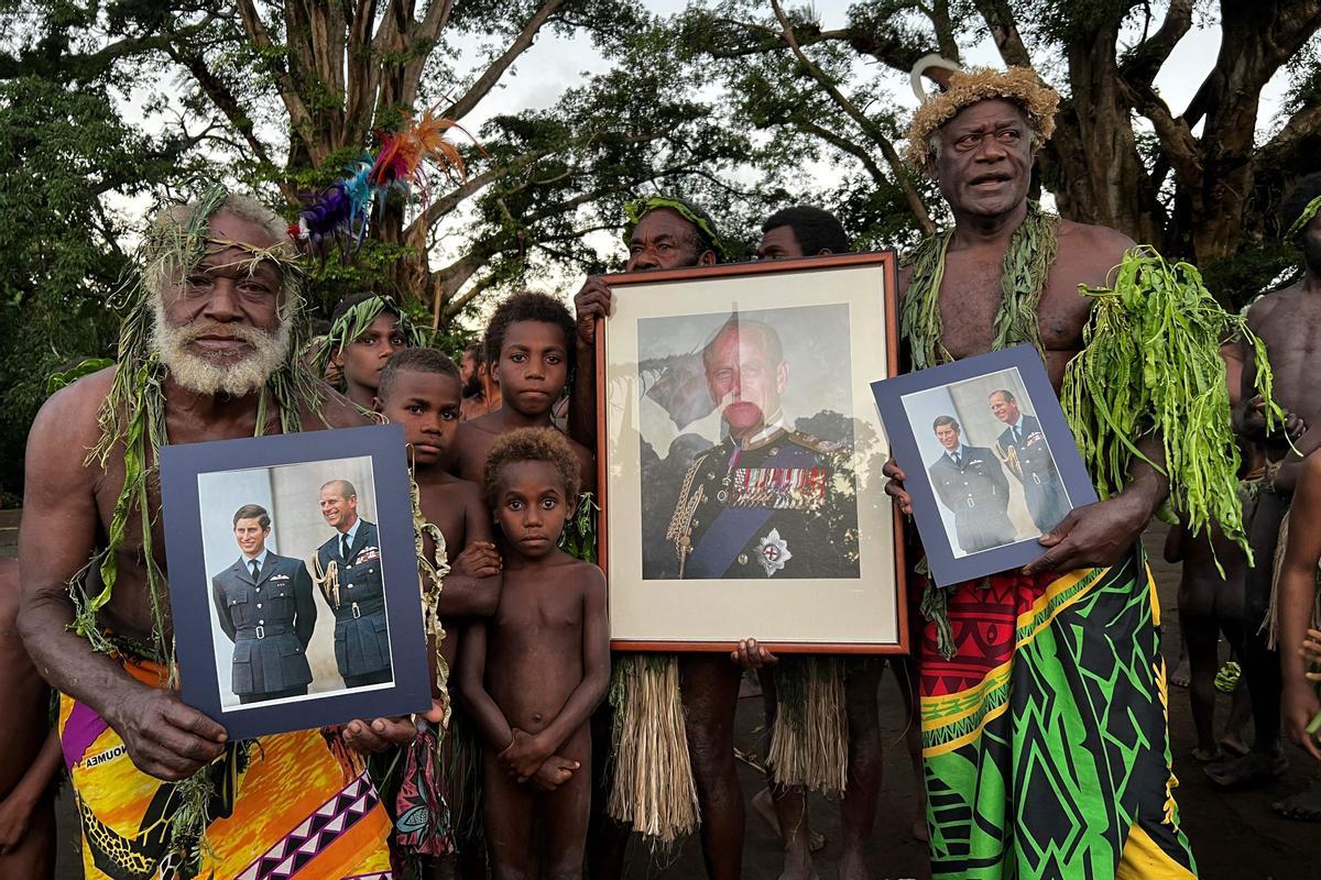 Aldeanos de Iaohnanen y Yakel en la isla Tanna de Vanuatu posan con retratos del rey Carlos III