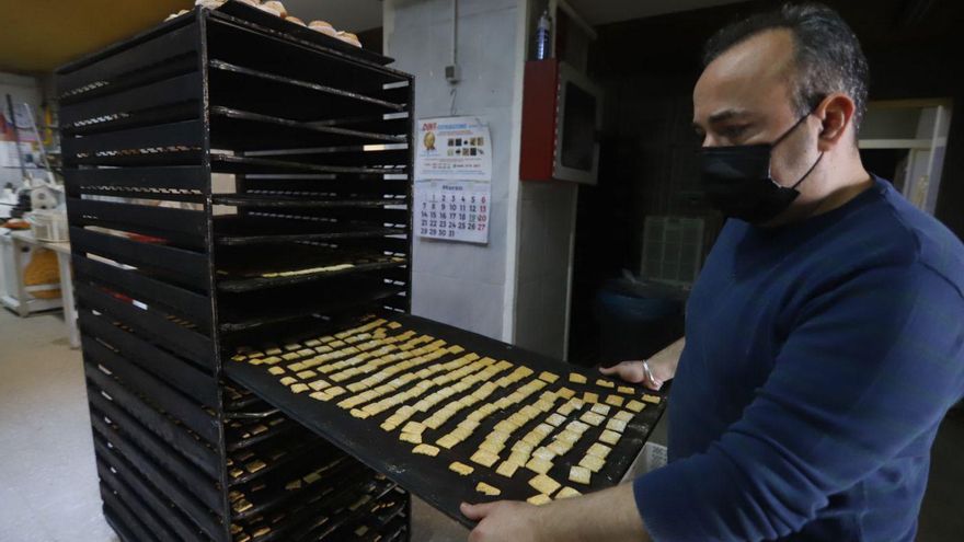 En el obrador 8 José Martín, gerente de la panadería San Francisco. | A.J. GONZÁLEZ/MANUEL MURILLO