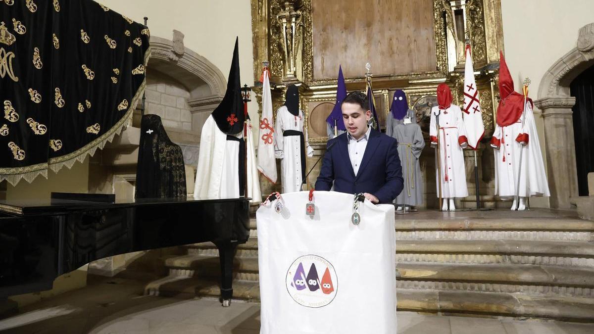 VÍDEO: Pregón juvenil de la Semana Santa de Gijón, presentación del cartel de este año e inauguración de exposición de medallas de la Vera Cruz