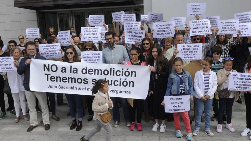 Concentración en 2015 de los vecinos de Vallesur afectados por la demolición del muro.