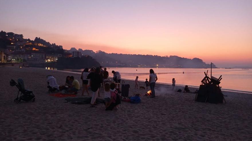 Preparativos de la noche de San Juan del año pasado en la playa de Banda do Río, en Bueu.