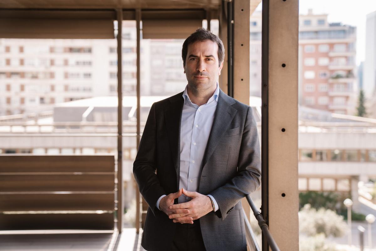 El nuevo vicepresidente primero y ministro de Economía, Comercio y Empresa, Carlos Cuerpo, durante una reciente entrevista con EL PERIÓDICO.
