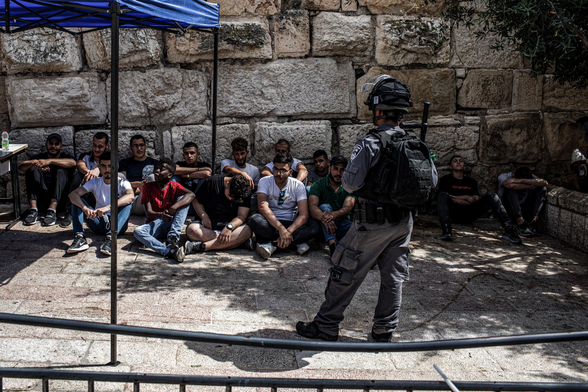 Choques entre palestinos y policía israelí en Jerusalén tras el alto el fuego