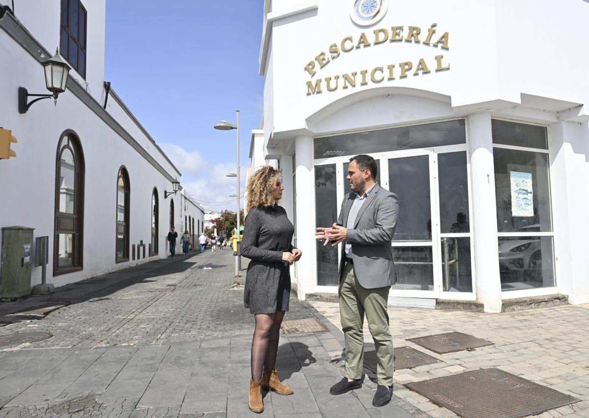 El alcalde de Arrecife, Yonathan de León,  y la concejala de Comercio, Eli Merino.