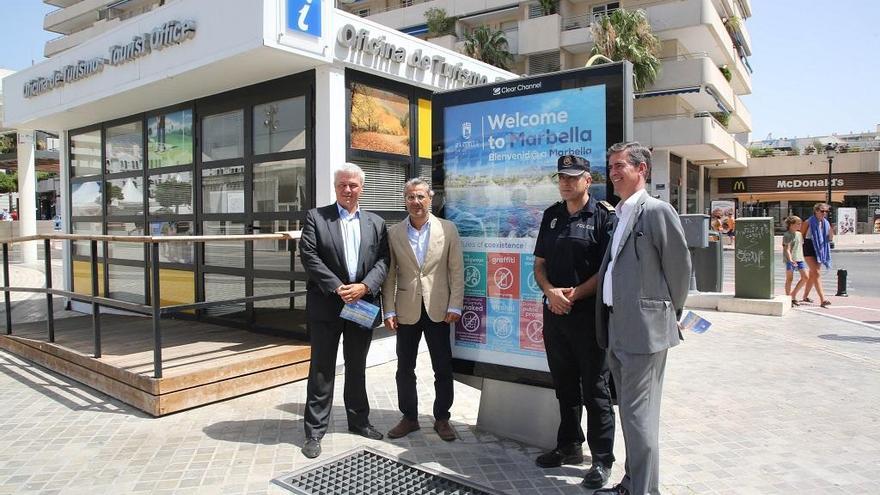 A-Farkh, Eduardo Díaz y Juan José González, en Puerto Banús.