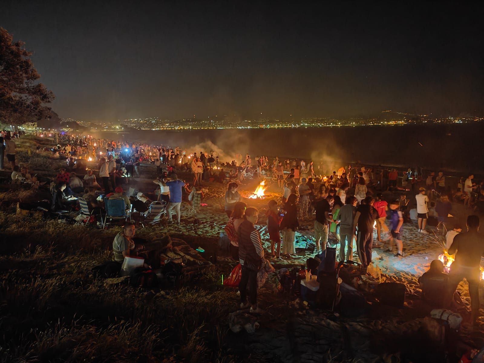 La noche de San Xoán en las playas de Rodeira y Vilariño, en Cangas
