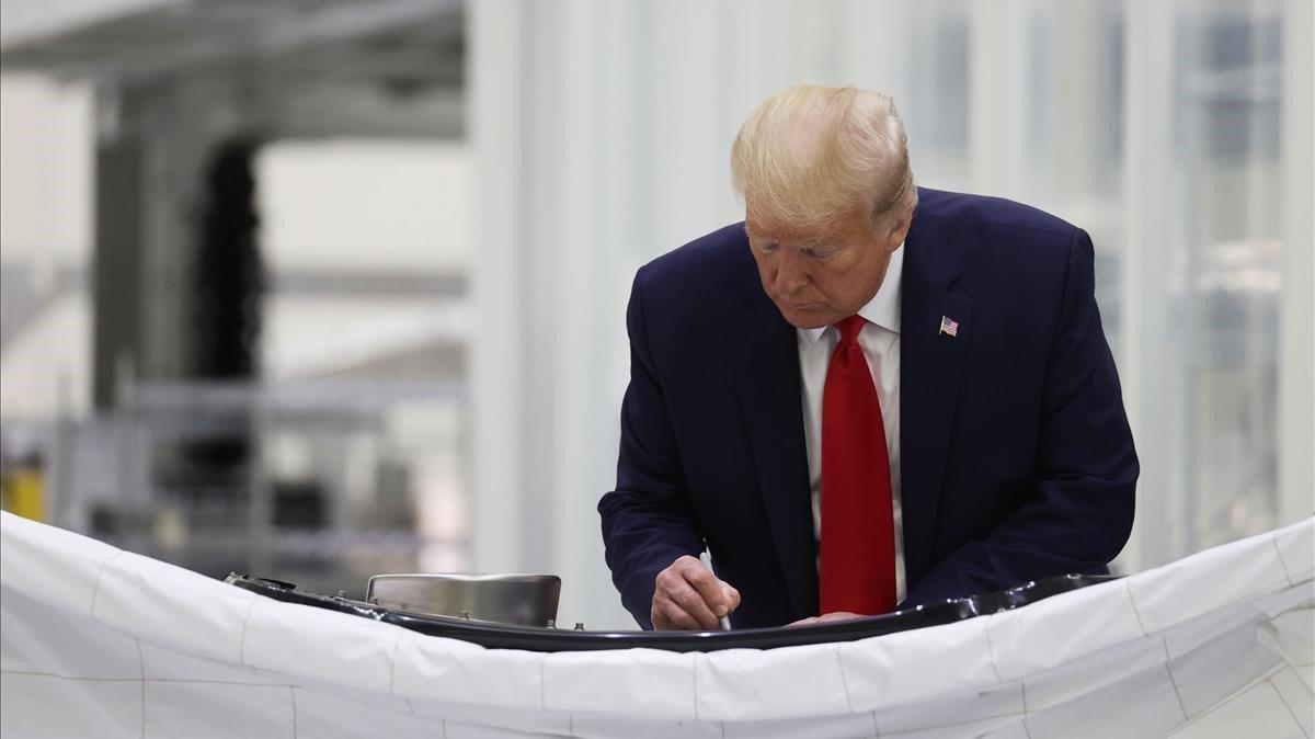 zentauroepp53561800 u s  president donald trump signs part of the orion capsule 200528195620