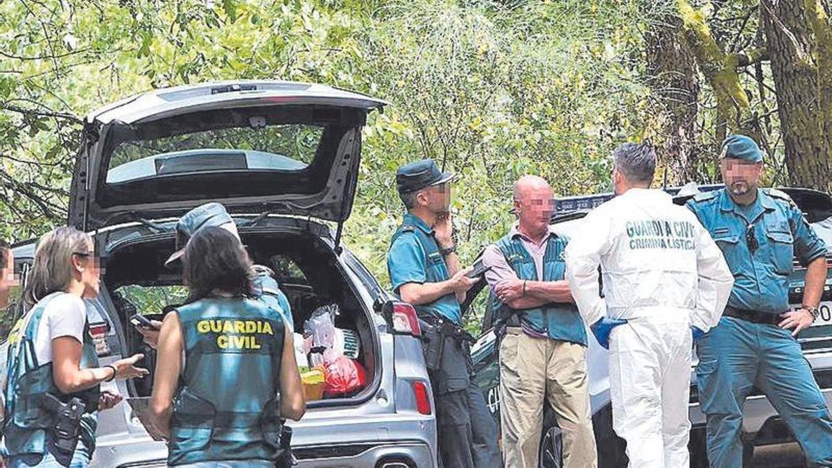 Agentes de la Guardia Civil en el monte de Campo Lameiro. | G. S.