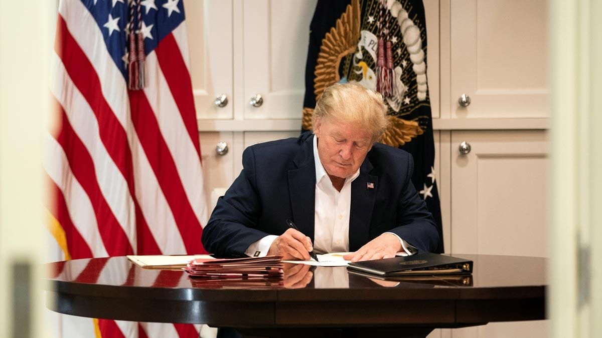 Trump dice que está bien pero persisten las dudas sobre su salud. En la foto, Trump, en la suite del hospital de Bethesda donde está ingresado.