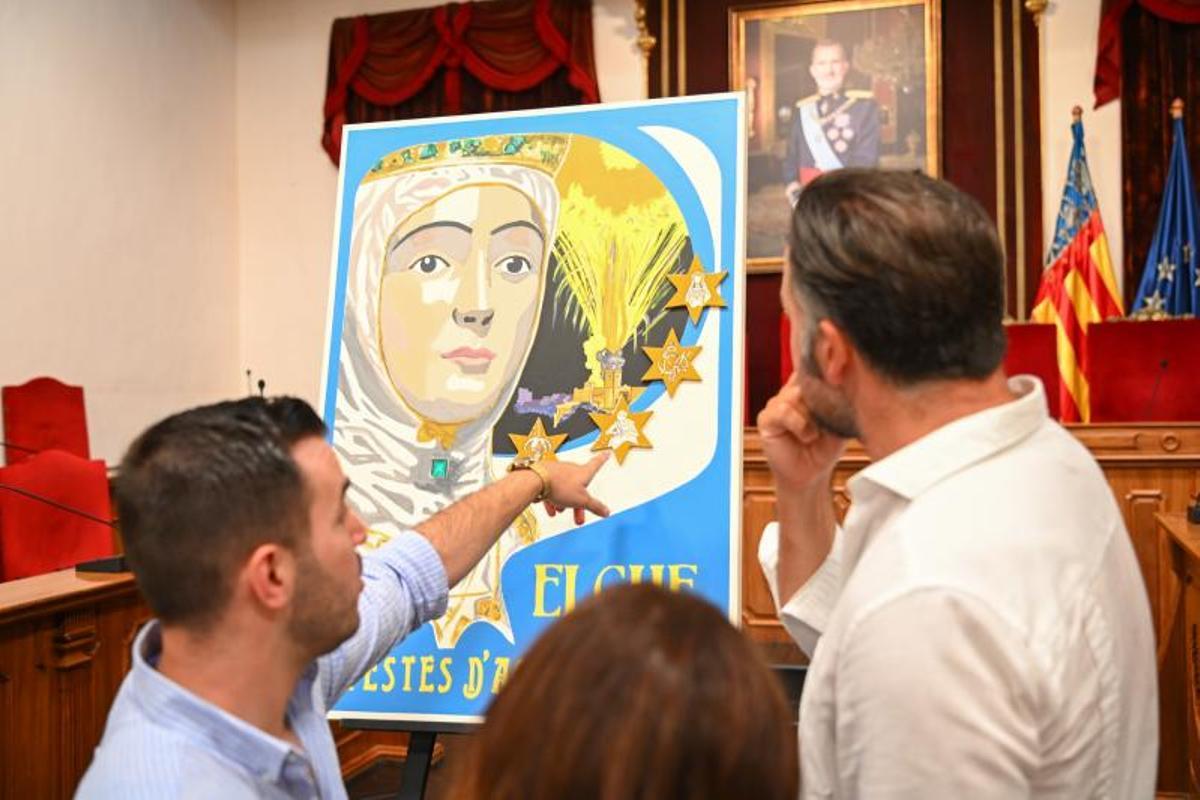 Fran Segura le explica detalles del cartel al alcalde, Pablo Ruz