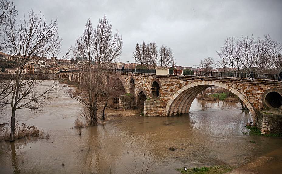 Paso de las aguas por el Puente de Piedra. | Nico Rodríguez