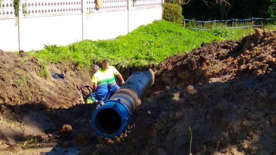 Obras para reparar la tubería, cerca del depósito de Villar.