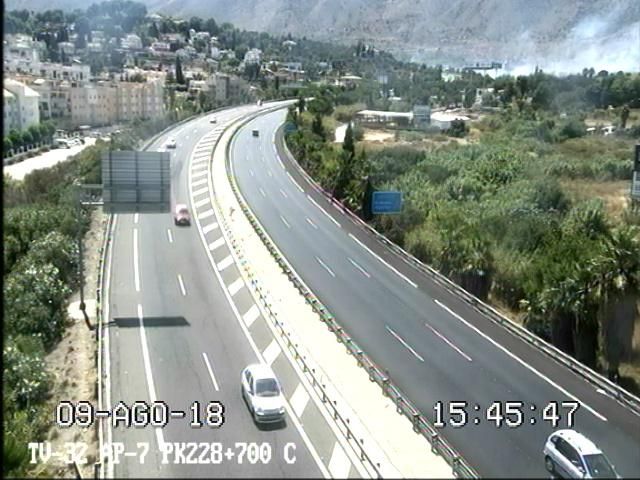 El atasco provocado por el incendio, visto desde las cámaras de tráfico de la DGT.