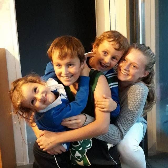 Luis, Iago y Vega con Ellen, una de las 'au pairs' que acogieron hace unos años.