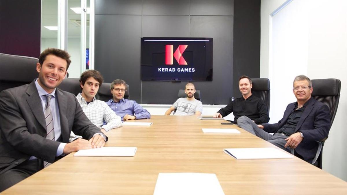 Piqué, presidiendo una reunión en la sede de Kerad en Sant Just Desvern