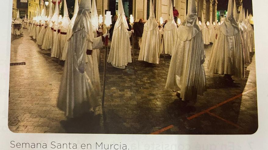 Un libro de texto de Primaria confunde la Semana Santa de Cartagena con la de Murcia
