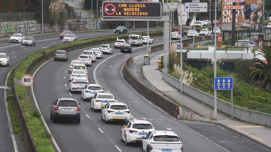 Caravana de taxistas en A Coruña: protestan para denunciar intrusismo de los VTC