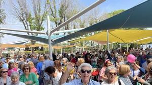Personas mayores en divirtiéndose en la Fiesta del Mayo.