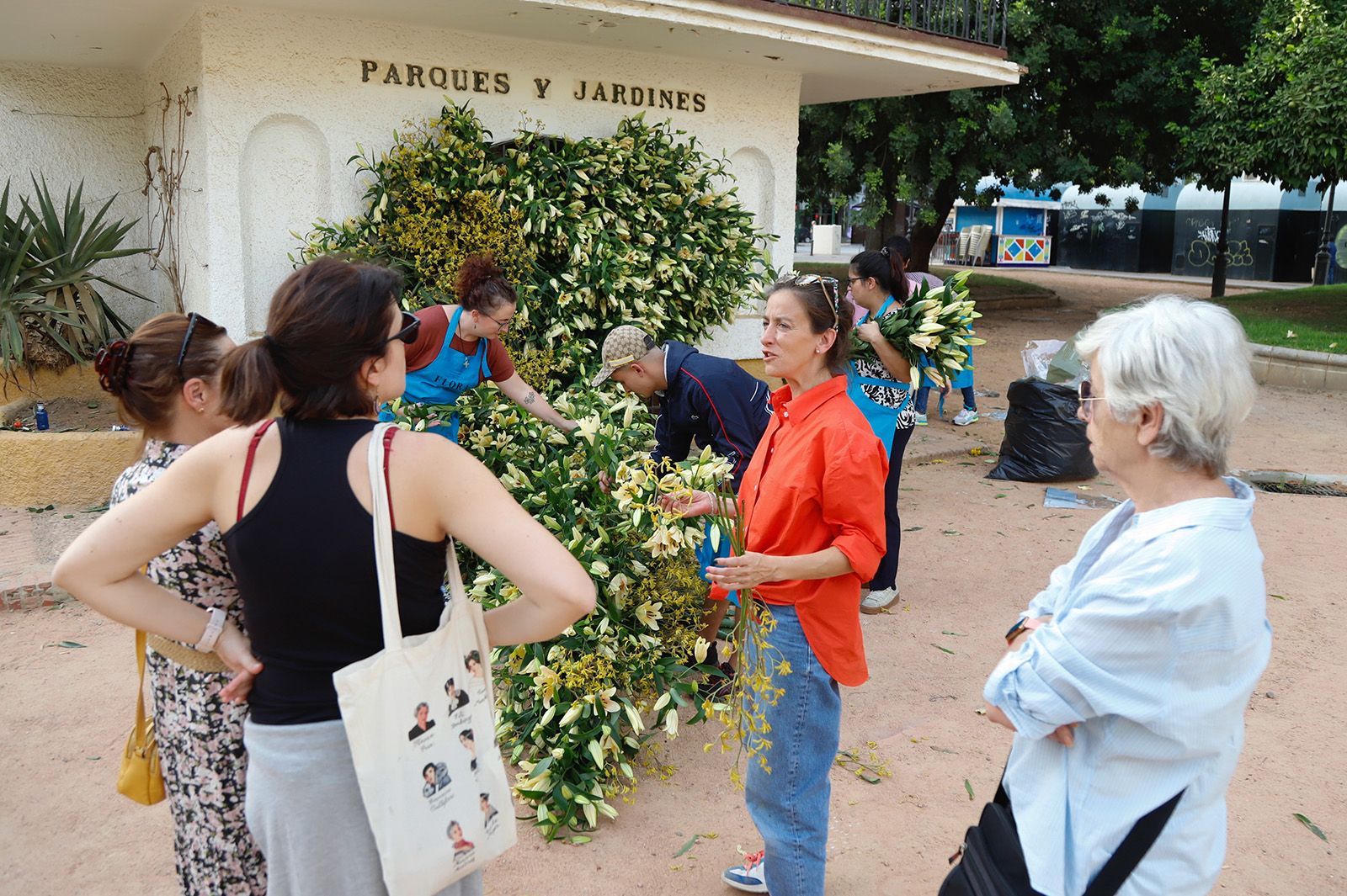 Flora se despide con la tradicional guerrilla floral y una performance de Carvento