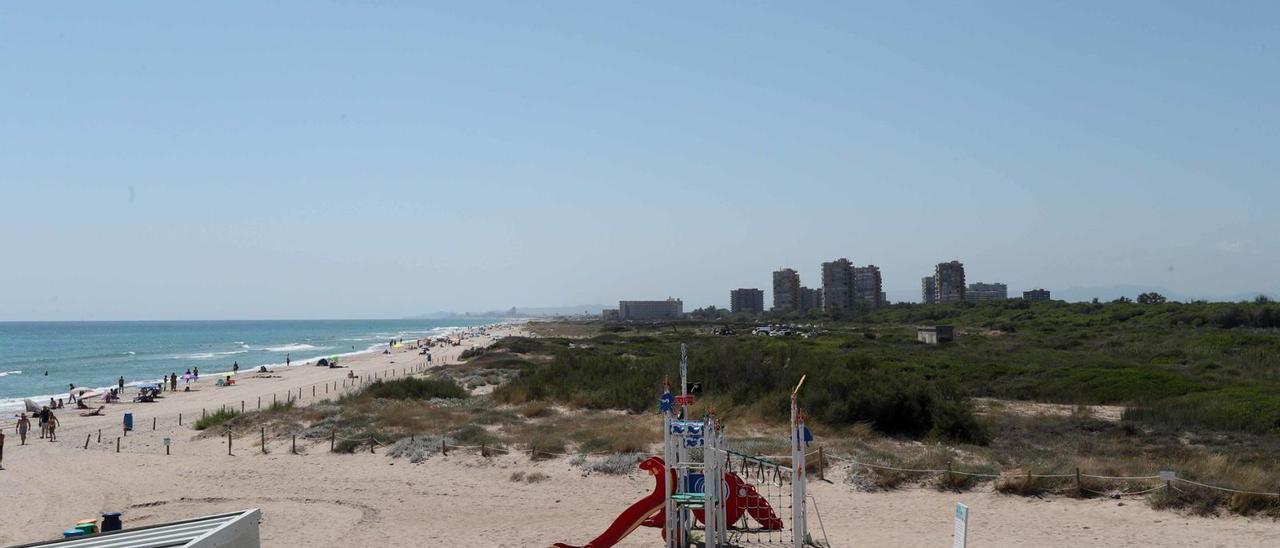 La playa del Saler con la zona de dunas recuperada y las torres de apartamentos al fondo. | J.M.LÓPEZ