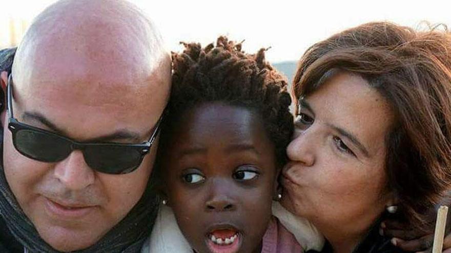 Mariam sonríe en una foto tomada junto a sus padres, Javier y Pilar.