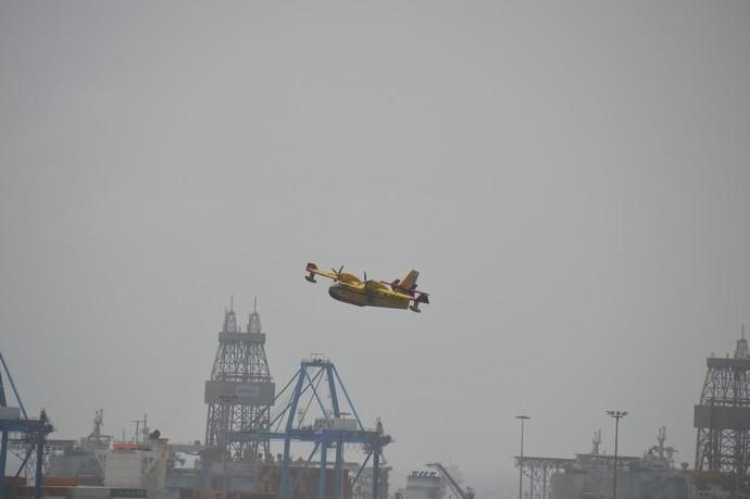 Los hidroaviones cargan agua en el Puerto de Las Palmas - Incendio Gran Canaria 2019