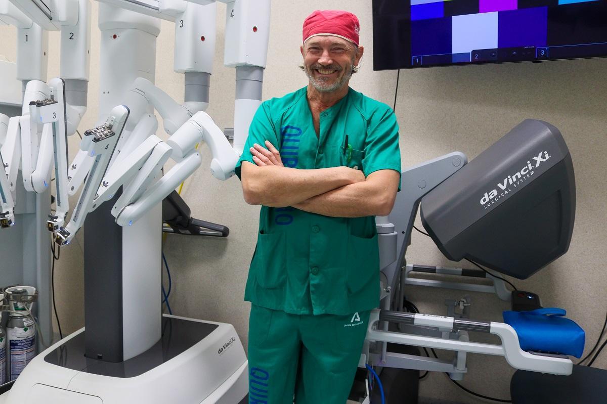 El doctor Emilio García Galisteo, jefe de servicio de la unidad de gestión de urología del Hospital Regional de Málaga