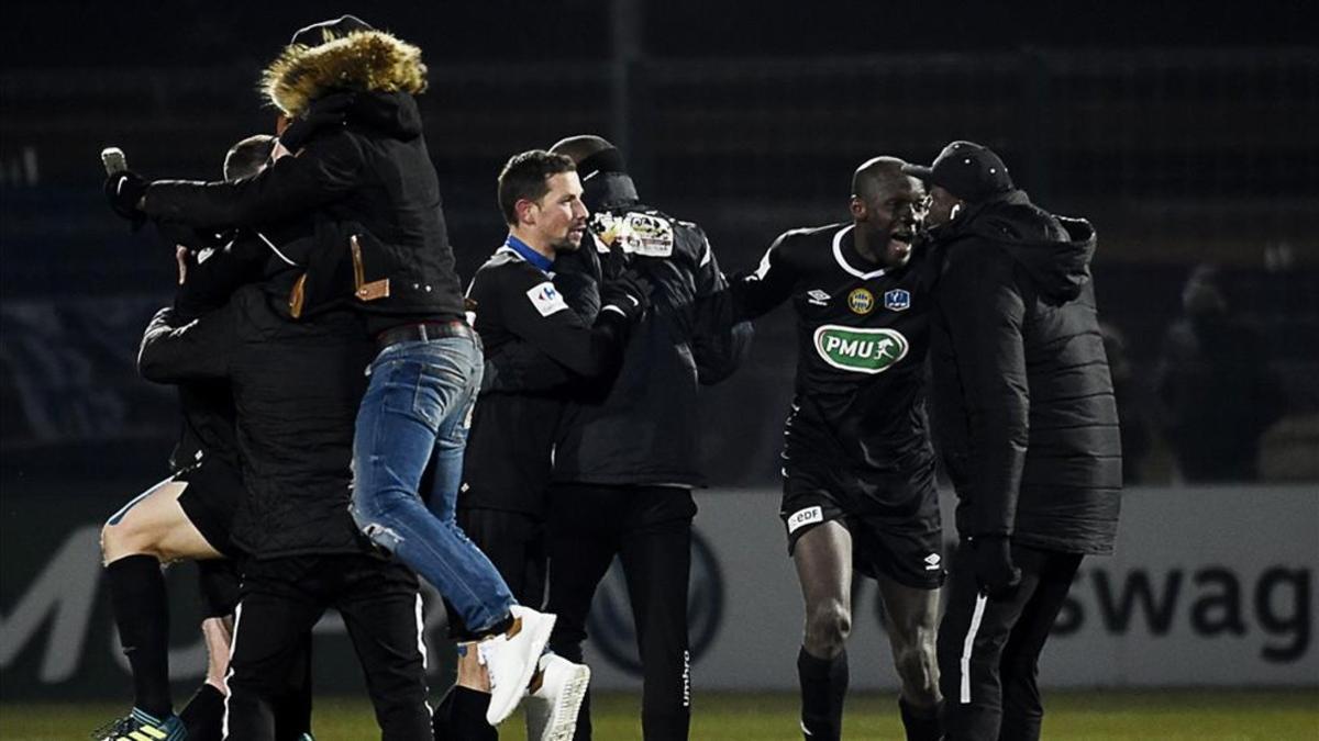 Los jugadores del Chambly celebrando su victoria