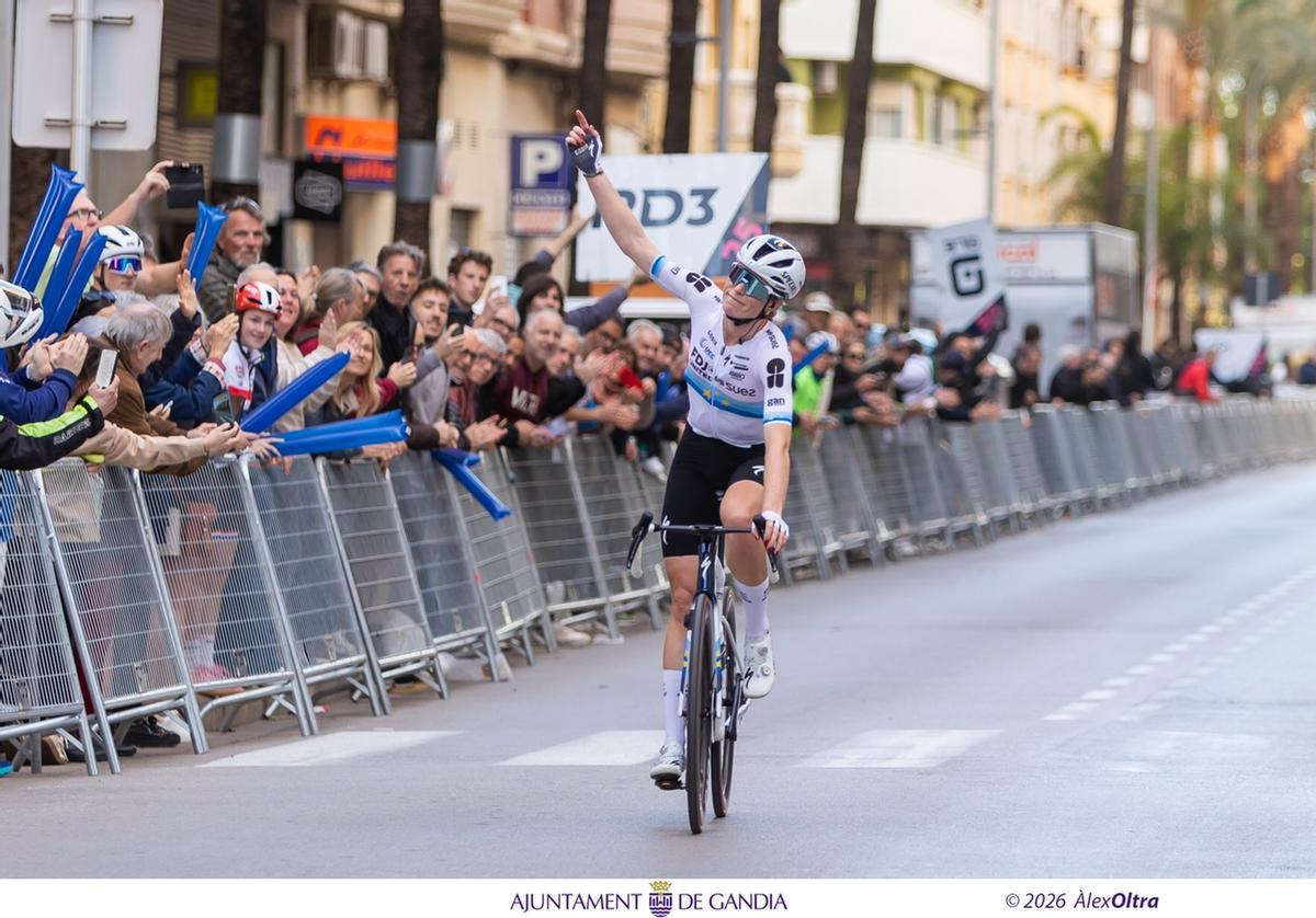 La triunfadora en Gandia a su llegada a línea de meta