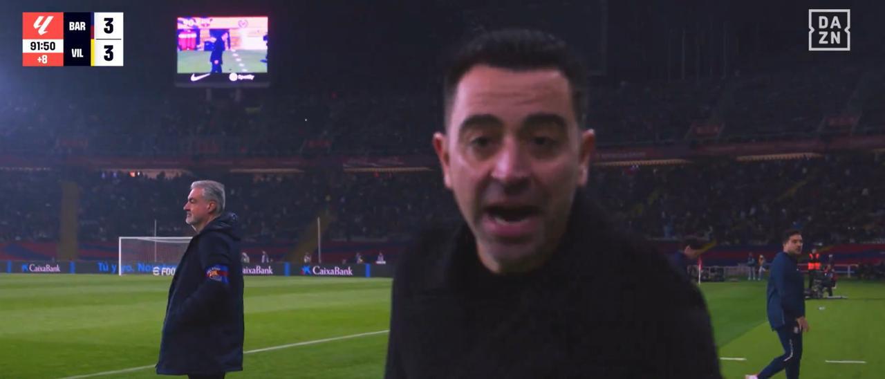 Xavi Hernández protesta una jugada ante una cámara de televisión.