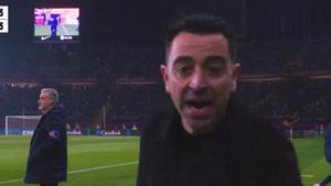 Xavi Hernández protesta una jugada ante una cámara de televisión.