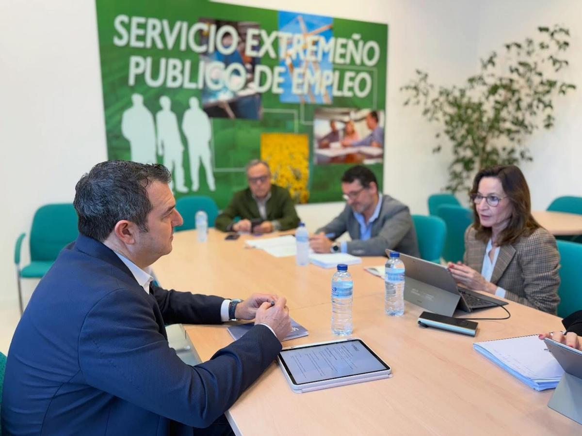 El presidente de Coepca, Diego Hernández, junto a varios representantes de la Junta de Extremadura, durante la reunión sobre formación y empleo.