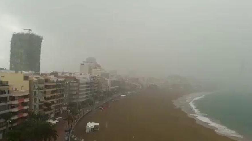 Así llueve en la playa de Las Canteras