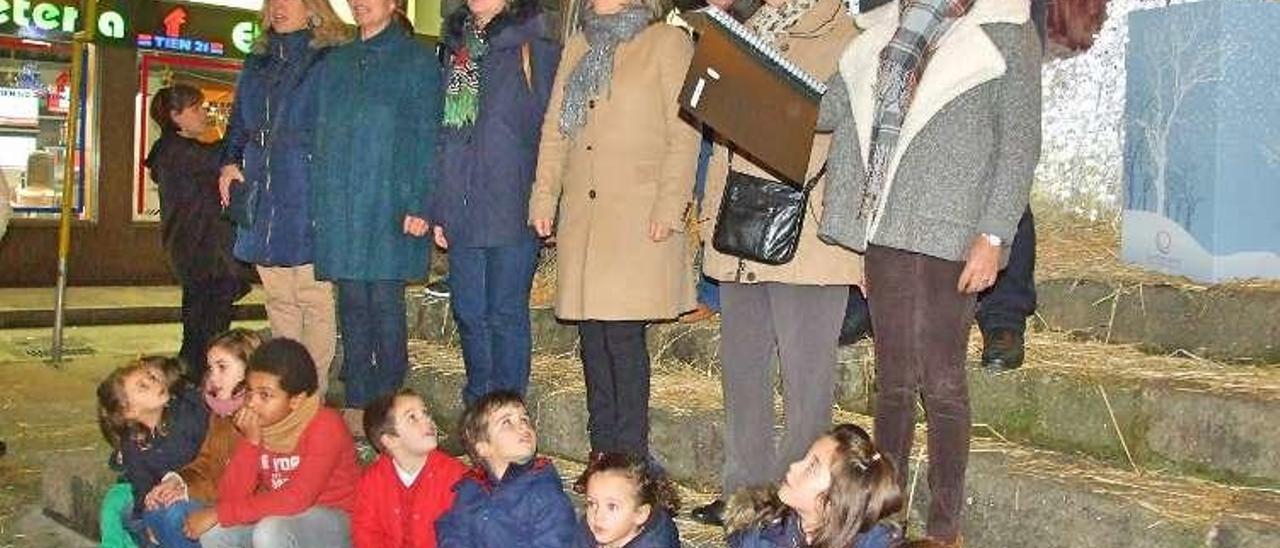 Una coral canta ante el belén instalado en el Templo Viejo. // S.A.