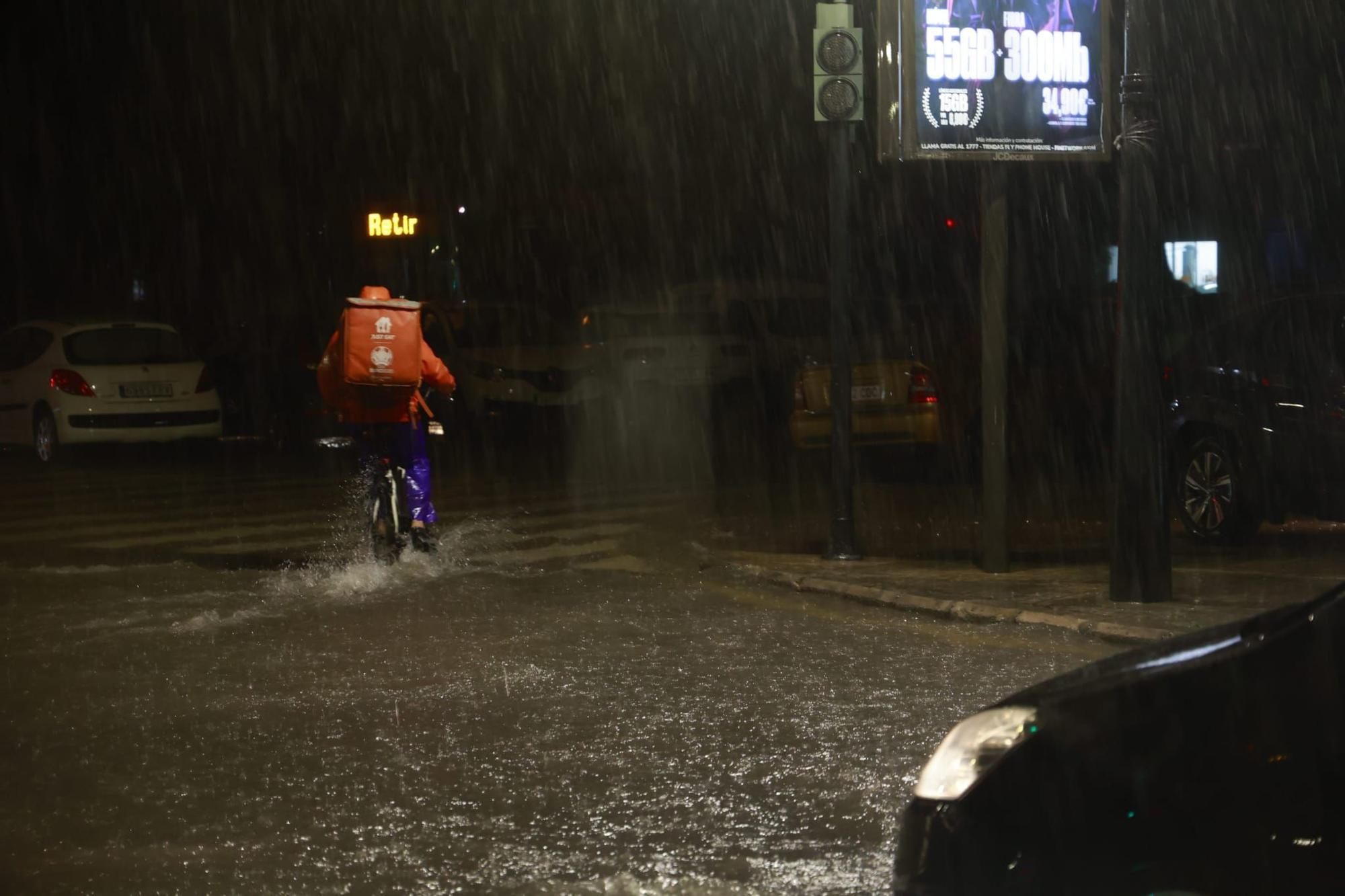 Las lluvias torrenciales descargan con fuerza sobre Valencia