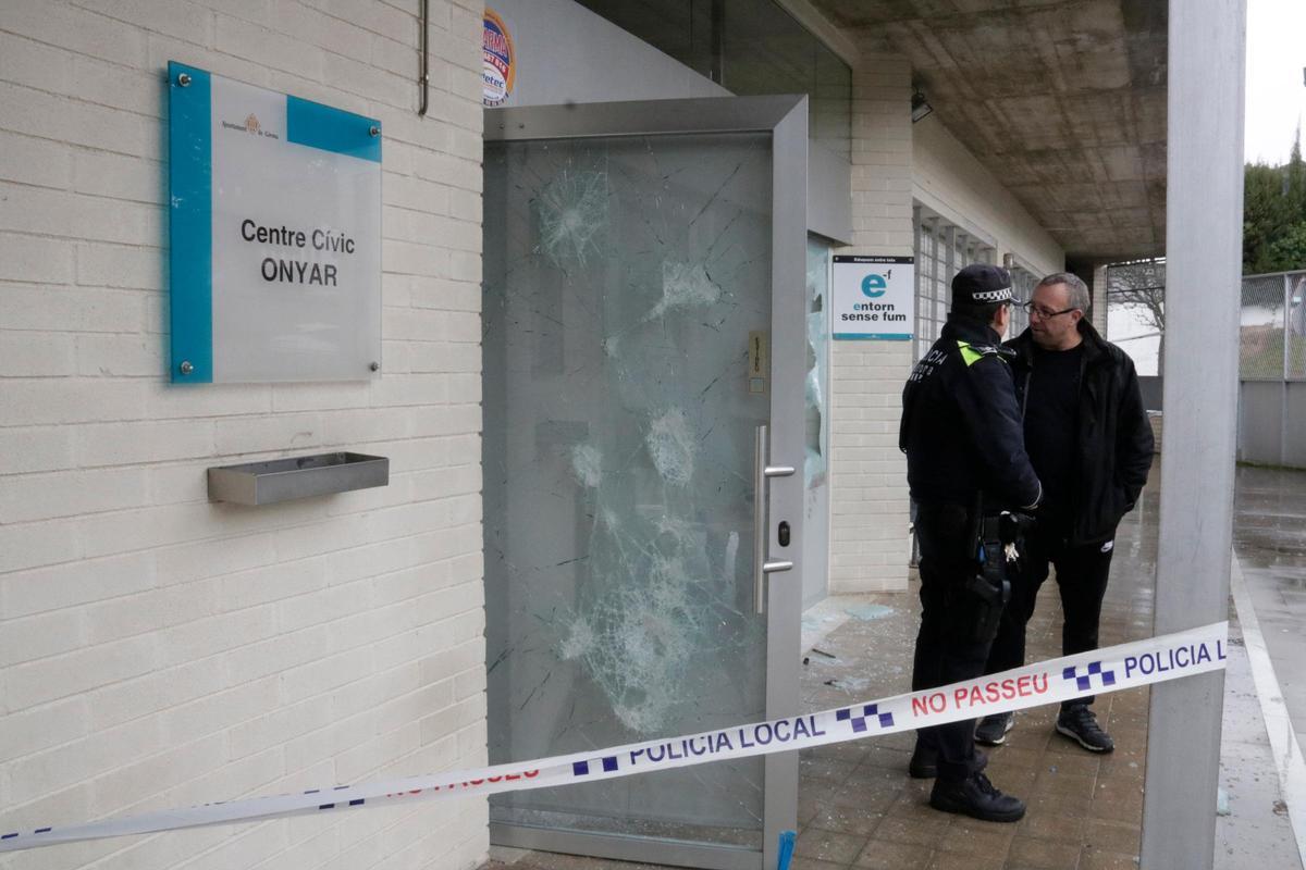 Cordó policial i desperfectes a la porta al centre cívic Onyar de Girona. Cordó policial i desperfectes a la porta al centre cívic Onyar de Girona.