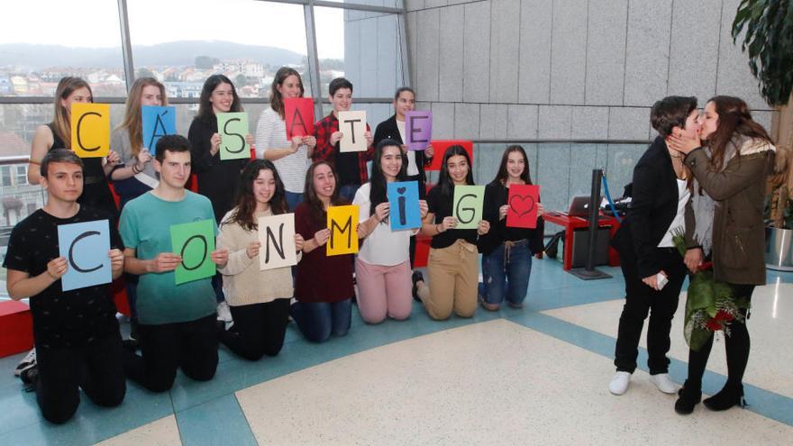 Una pedida de mano con un flashmob paraliza el centro comercial Gran Vía